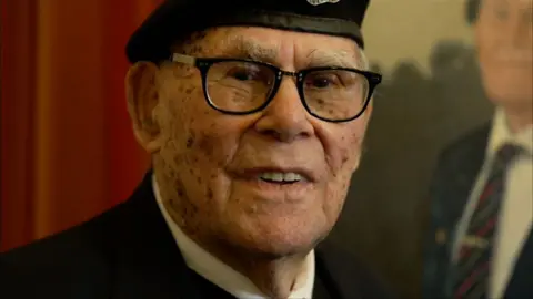 Korean War veteran Harry Hawksworth