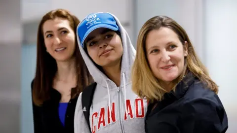 Getty Images Asylum Seeker Rahaf Mohammed al-Qunun, 18, along with Canadian minister of Foreign Affairs Chrystia Freeland