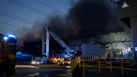 Biggleswade warehouse fire: Firefighters tackle blaze - BBC News