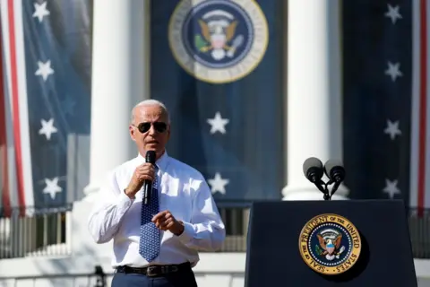 Getty Images Presiden AS Joe Biden menghadiri acara di Gedung Putih untuk merayakan pengesahan Undang-Undang Pengurangan Inflasi pada September 2022.