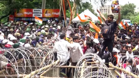 ANI Gran multitud de manifestantes frente a una barricada con agentes de la ley al otro lado. Imagen de Ranchi, Jharkhand, en India.