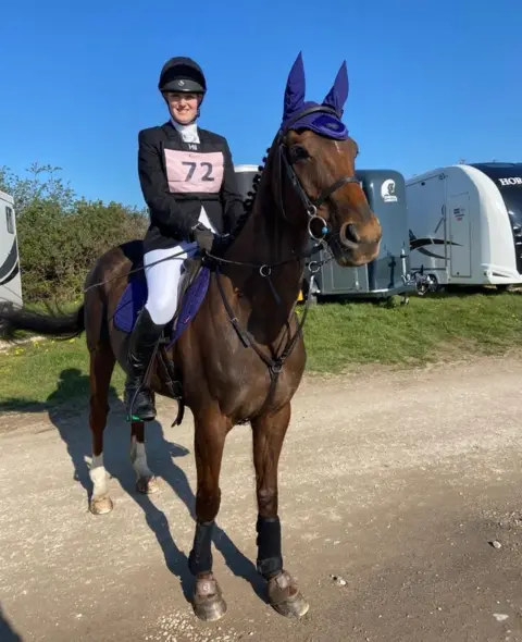 Family photo Gracie Spinks on horse