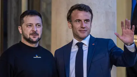 Christophe Petit Tesson/EPA-EFE/Rex/Shutterstock Volodymyr Zelensky dan Emmanuel Macron berpose untuk fotografer