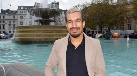 Família Ospina Frank Ospina em frente a uma fonte em Trafalgar Square