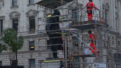 BBC Churchill's statue being uncovered