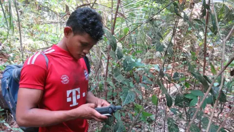 Ailén Vega Nelison Saw Munduruku using his GPS