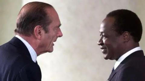 RAMZI HAIDAR/AFP O presidente francês Jacques Chirac (E) fala com seu homólogo de Burkina Faso, Blaise Compaoré, após uma entrevista coletiva no final da nona cúpula de língua francesa em Beirute, 20 de outubro de 2002