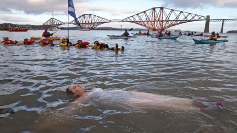 Loony Dookers Chill Out For New Year - BBC News