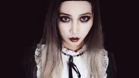 Haruko_Ekov/Sina Weibo A woman using the hashtag #ASelfieForTheGuangzhouMetro