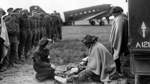 Il caporale del Ministero della Difesa Lydia Alford si prende cura dei soldati britannici feriti all'aeroporto B2/Bazenville in Normandia, il 13 giugno 1944