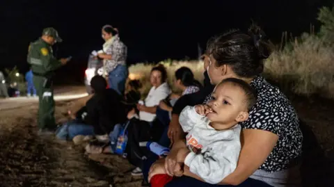 Getty Images Migrantes arrestados en la frontera en junio de 2024. 