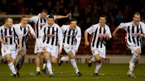 Dunfermline Athletic celebrate against Aberdeen in 2009