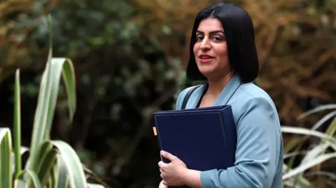 La Secretaria de Estado de la Justicia de la EPA, Shabana Mahmood, llega para una reunión de gabinete en 10 Downing Street en Londres,