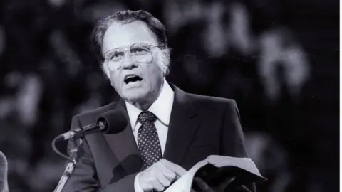 Reuters Billy Graham preaching in Paris in 1986