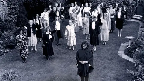 The world of slimming is a black and white image of Margaret Miles Brameuel with the employees of the main office for global slimming and stood behind it in 1989 