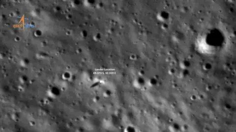 ISRO Una imagen que muestra la ubicación del módulo de aterrizaje Chandrayaan-3 y la superficie lunar del polo sur.