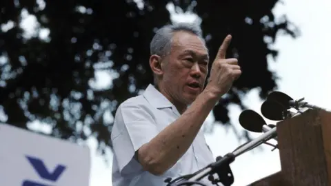 Getty Images Perdana Menteri Singapura Lee Kuan Yew berpidato di depan pendukungnya saat rapat umum politik di Fullerton Square, Singapura, 18 Desember 1984.