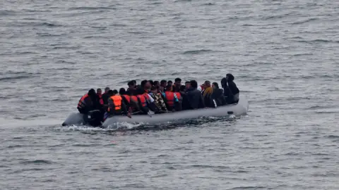 Reuters Migrants en mer dans un bateau pneumatique dans la Manche