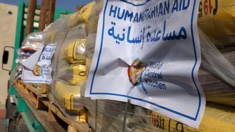 Getty Images Un camión de ayuda humanitaria en el cruce de Kerem Shalom