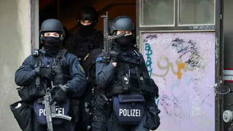 EPA Police officers with machine guns during a raid linked to the Green Vault (Gruenes Gewoelbe) burglary