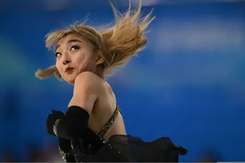 Jade Gao/AFP Kaori Sakamoto dari Jepang difoto saat dia berputar saat bermain skating