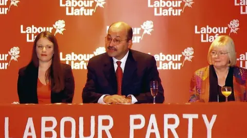 Vikki Howells Vikki Howells and MP Ann Clwyd welcome former Iraq deputy PM Barham Salih to Cynon Valley in 2004