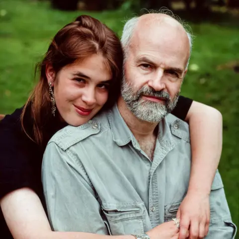 Alamy Terry Pratchett with daughter Rhianna Pratchett at home in 1992