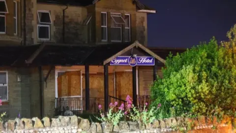 Island Echo Front of Cygnet Hotel