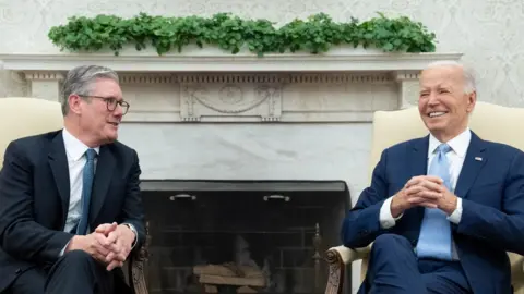Keir Starmer looking at Joe Biden smiling in the Oval Office