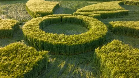 Nick Bull, Stonehenge Dronescapes Photography This crop circle was discovered in Broad Hinton, Wiltshire