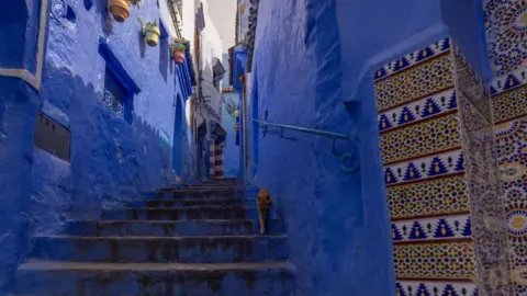 Getty Images Een zicht op de straten van de stad, gelegen aan de voet van het Rifgebergte en bijna volledig gedomineerd door blauwtinten, in Chefchaouen, Marokko op 7 april 2024.