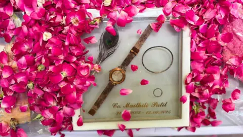 Shahid Shaikh/BBC Marathi The watch of Maithili Patil, one of the crew members who died in the plane crash