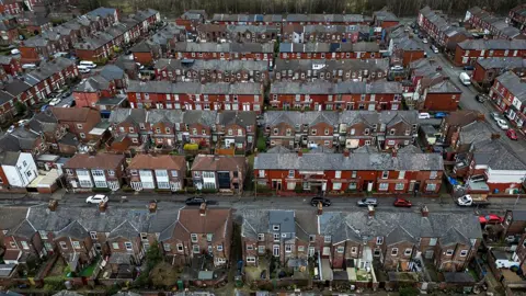 Reuters Una vista aérea de hileras de casas adosadas en el distrito electoral de Gorton y Denton, en el Gran Manchester, antes de las elecciones parlamentarias parciales del jueves.