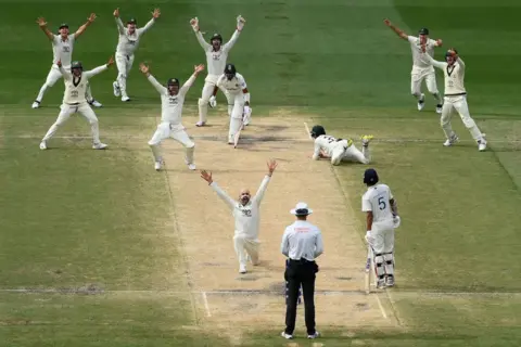 Getty Images Nathan Lyon melakukan selebrasi setelah menjebak Mohammed Siraj lbw saat Australia memenangkan pertandingan pada hari kelima Test Match Keempat Putra seri antara Australia dan India di Melbourne Cricket Ground pada 30 Desember 2024 di Melbourne, Australia. 