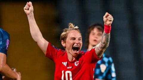 Jess Fishlock celebrates against Croatia