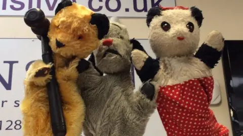 Hansons Auctioneers Sooty Sweep Soo puppets auctions