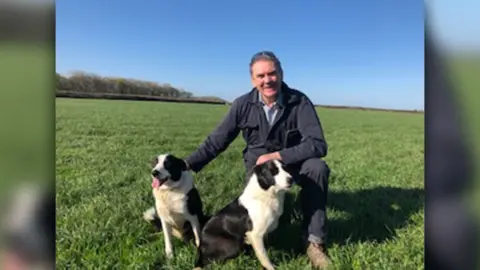 Llun teulu Aled Jones