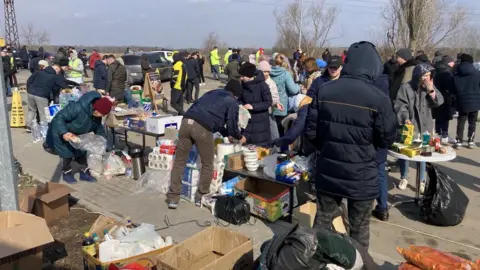 Tea, coffee and guidance at makeshift stalls at the Ukraine-Moldova border