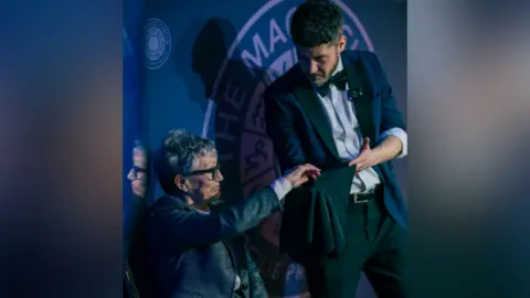 Brendan Rodrigues Photography Mathew Knight performing magic trick