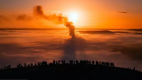 Vee Jay / @vaniiexplores An image of cloud inversions from the top of Mam Tor in Derbyshire