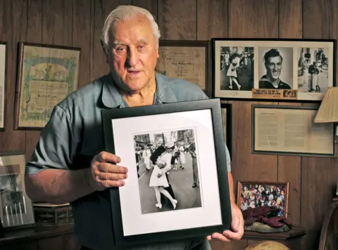 Patrick Raycraft / PA George Mendonsa holds the photo by Alfred Eisenstaedt