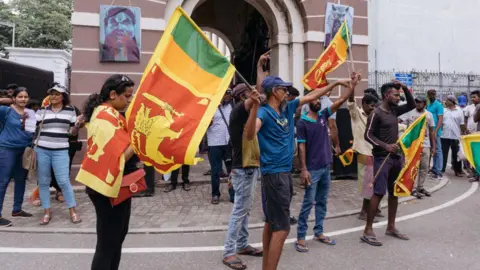 Getty Images Manifestanti e gente comune davanti al palazzo presidenziale a Colombo, Sri Lanka, domenica 10 luglio 2022. 