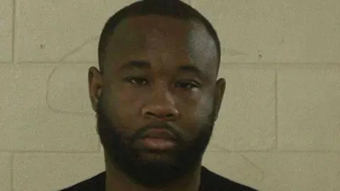Biuro szeryfa hrabstwa Liberty/ CBS, podejrzany widziany w mugshot