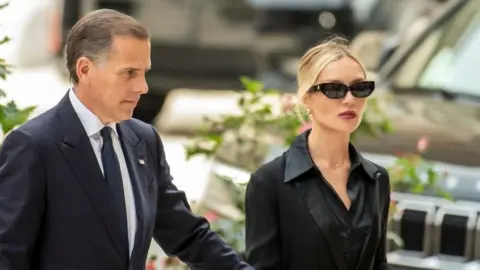 EFE/REX Hunter Biden (L), son of US President Joe Biden, and his wife Melissa Cohen Biden (R) arrive to the US Federal District Court in Wilmington