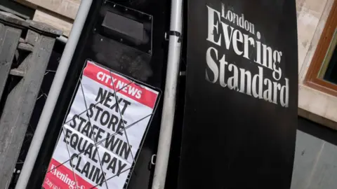 Cartaz da manchete do jornal Getty Images Evening Standard relacionado ao próximo caso de igualdade salarial em 28 de agosto de 2024