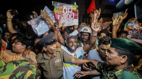 Aanhangers van de nieuw gekozen president Anura Kumara Dissanayake juichen bij de verkiezingscommissie nadat zijn overwinning bij de presidentsverkiezingen was aangekondigd, in Colombo, Sri Lanka, 22 september 2024.