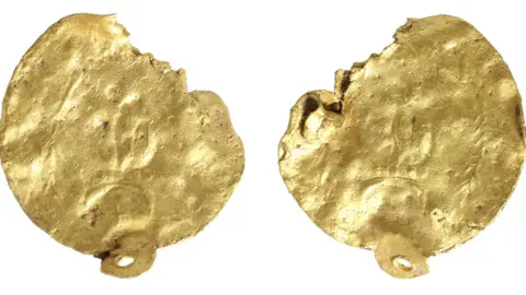 Roman gold earring