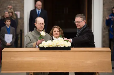 Getty Images Michael Ibsen and two other descendants place roses on the oak coffin with the remains of the monarch during a service held outside the University of Leicester in Leicester, Leicestershire, England on March 22, 2015, prior to a ceremonial procession towards the new site of the king's reinterment some 530 years on from his violent death in 1485 at the Battle of Bosworth.