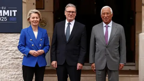 Britain's Prime Minister Keir Starmer poses with European Commission President Ursula von der Leyen and European Council President Antonio Costa as they arrive to attend the UK-EU Summit at Lancaster House in London on May 19, 2025