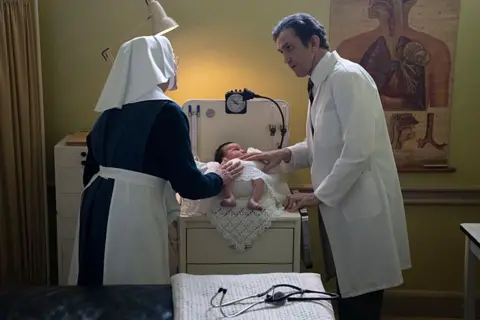 BBC/Neal Street Productions Sister Julienne (Jenny Agutter) dan Dr Turner (Stephen McGann) dengan seorang bayi di lokasi syuting acara